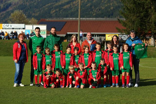 Die Gmünder Kids der U7 bis U9 freuen sich über die Neueinkleidung.  | Foto: Pichorner/KK