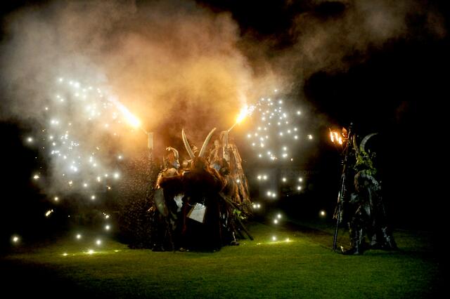 Mächtige Feuershow der Oberperfer Hollentuifl am grünen Rasen des Axamer Ruifachstadions. | Foto: Hassl