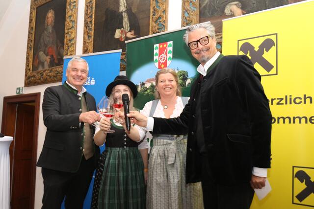 Bürgermeister Karl Bohnstingl, Junkerbotschafterin Sophie Friedrich, Organisatorin Claudia Dunst und Moderator Dorian Steidl beim Junkerfest im Schloss Stainz. | Foto: Löschnig