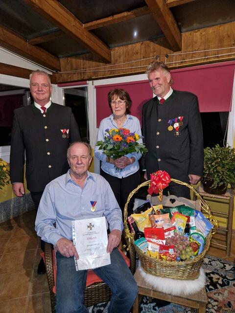 Sitzend - Jubilar Kamerad Matthias Müller; Stehend von links - Obmann-Stv. Richard Pacher, Annemarie Müller, Subkassier Josef Braunsteiner | Foto: Kameradschaft Ramingstein