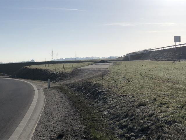 Damals-Foto: An der Anschlussstelle Rudmanns der Zwettler Umfahrung wurde 2021 mit dem Bau einer Park+Drive-Anlage begonnen. Das Foto entstand im April 2021. | Foto: bs