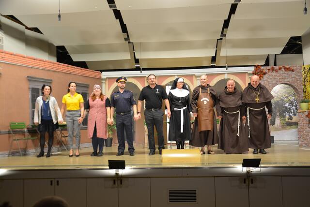 v.li Feierten eine gelungene Premiere
Tanja Lechner, Michaela Kössler, Melanie Willingshofer, Florian Kargl, Benjamin Weinzierl, Astrid Ladinig, Horst Streitmaier, Horst Ljubeko, Toni Steger | Foto: Peter Taurer