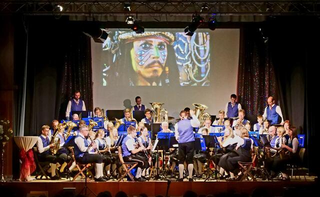 Der MV Hohenberg spielte ein buntes Konzertprogramm mit unter anderem Filmmusik von Fluch der Karibik.  | Foto: Wolfgang Hölbling