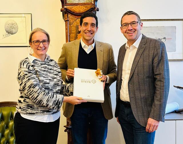 Neuer Steyr-Botschafter: Eva Pötzl, Sebastian Bohrn Mena und Steyrs Bürgermeister Markus Vogl (v.l.). | Foto: Común