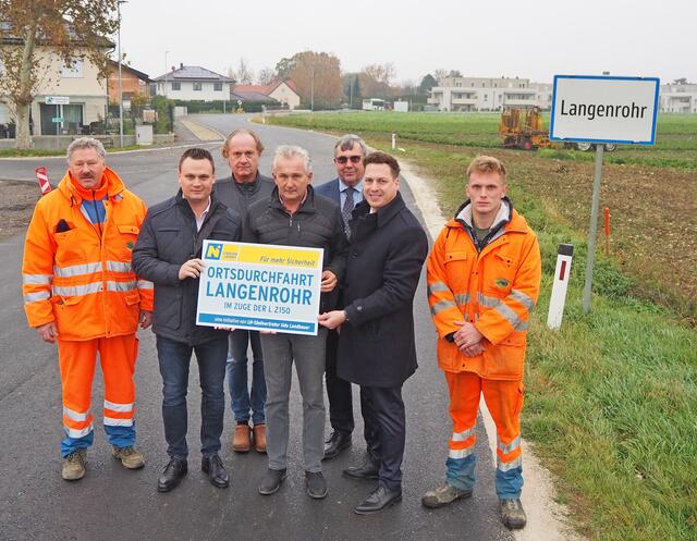 Christian Jedlicka (Straßenmeisterei Atzenbrugg), LAbg. Andreas Bors (i.V. LH-Stv. Udo Landbauer), Horst Kronawetter (Leiter der Straßenmeisterei Atzenbrugg), Leopold Figl (Bgm. von Langenrohr), DI Michael Degendorfer (NÖ Straßenbauabteilung Tulln), LAbg. Bernhard Heinreichsberger, Kevin Schmidt (Straßenmeisterei Atzenbrugg). | Foto: NÖ STD