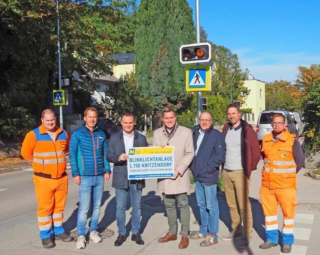 Lukas Wallisch (Straßenmeisterei Tulln), Michael Bamberger (Leiter der Straßenmeisterei Tulln), LAbg. Andreas Bors (i.V. LH-Stv. Udo Landbauer), LAbg. Christoph Kaufmann (Bgm. von Klosterneuburg), DI Stefan Koschatko (NÖ Straßendienst – Verkehrstechnik), DI Stefan Zorzi (Fa. Swarco), Dominic Kühhas (Straßenmeisterei Tulln). | Foto: NÖ STD