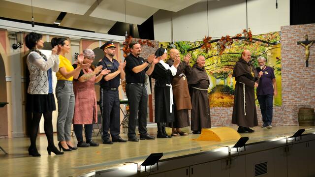 Applaus für Toni Steger, re Bühnenobmann Heinz Jungwirth | Foto: Peter Taurer