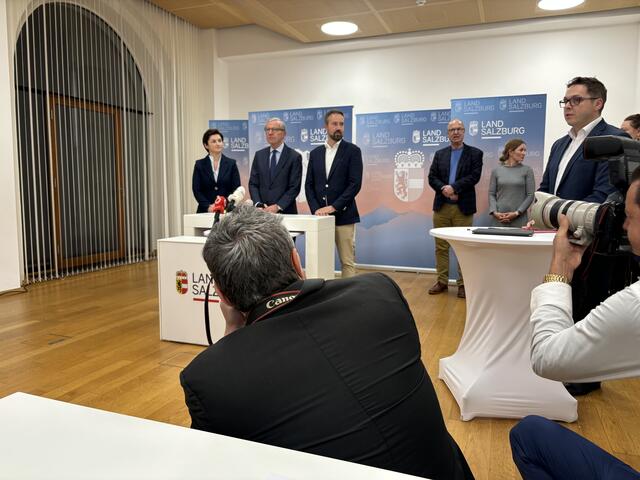 Pressekonferenz im Chiemseehof. Die gesamte Spitze der Landesregierung war erschienen. | Foto: Martin Schöndorfer, 2024