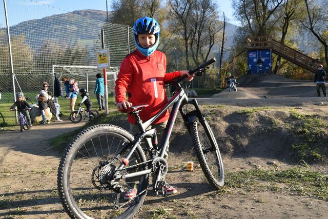 Zahlreiche Kinder sind vom neuen Pumptrack begeistert. | Foto: Kendlbacher