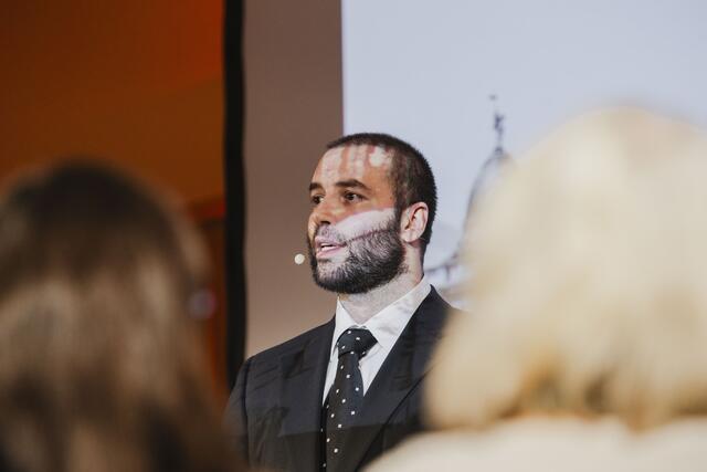 Philipp Dornauer aus Sellrain bei seinen Erläuterungen auf der Bühne im Licht des eingeschalteten Beamers! | Foto: Daniel Schaler