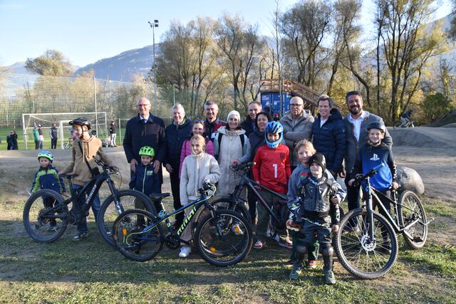 Der neue Pumptrack in Baumkirchen wurde durch LH Anton Mattle mit einer feierlichen Eröffnung eingeweiht. | Foto: Kendlbacher