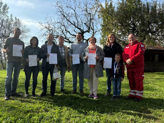 Bauernbundobmann Georg Bauer (l.) mit den Absolventinnen und Absolventen und dem Vortragenden Andreas Zmugg (r.) | Foto: Bauernbund