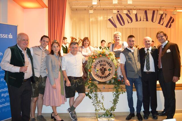Moderator Leopold Blauensteiner, Obmann Alexander Paul, Weinkönigin Laura, Franz Bauer, Kulturgemeinderätin Andrea Hohenecker, Bürgermeisterin Magdalena Batoha, Obmann stv. Alexander Minnich, Leo Frech und Weinpate Johann Wenzel Wilczek (v.l.). | Foto: Paul