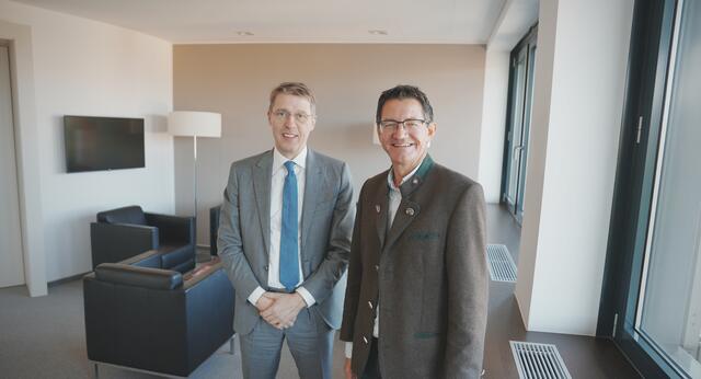 Raiffeisen-Landesbank Vorstandsdirektor Georg Messner und Landwirtschaftskammerpräsident Siegfried Huber ziehen regional an einem Strang. Die aktuelle Kampagne trägt den Titel  "Kärntnarrisch guat" . | Foto: MeinBezirk.at