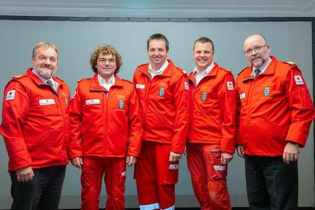 RK-Präsident Hans Ebner, Betriebsratsvorsitzender Stefan Dolenetz, Bernhard Bäck, Bezirksstellengeschäftsführer Bernhard Schierer und Landesgeschäftsführer Thomas Wallisch (v.l.) | Foto: RKNÖ/H.Kellner