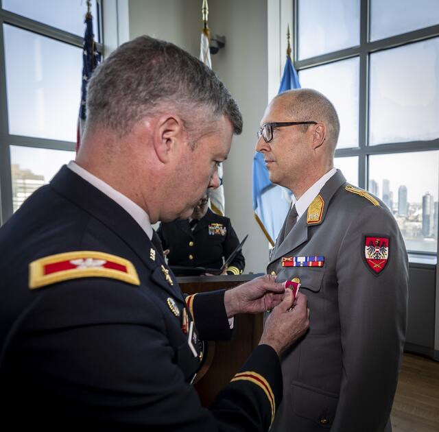 Generalmajor Ortner wurde die Auszeichnung von Colonel Brian Dunn in der US-Vertretung zu den Vereinte Nationen verliehen. | Foto: BMLV