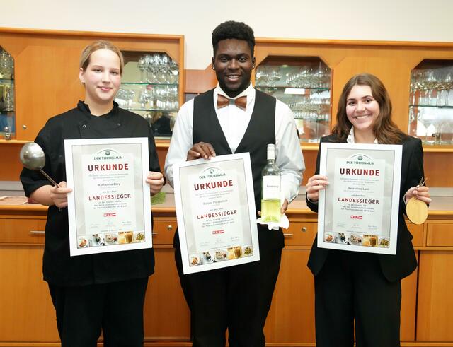 Die Landessieger Katharina Eöry, Kelvin Pinczolich und Valentina Lubi  | Foto: Wirtschaftskammer Burgenland