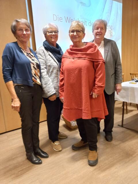 Renate Prasch, Renate Kaufmann und Helga Lechner (v.r.n.l.) freuten sich, Hildegard Nachum (2.v. r.) zu einem hochinteressanten Vortrag in Hartberg begrüßen zu dürfen. 
 | Foto: KK