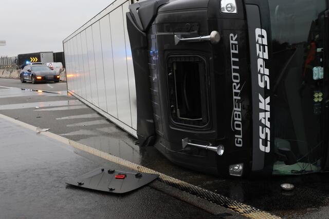 Schwerer Unfall auf der Welser Autobahn in Puchberg: nach der Kollision mit einem Pkw wird ein Sattelschlepper durch die Luft geschleudert und bleibt auf der Seite liegen. | Foto: laumat.at