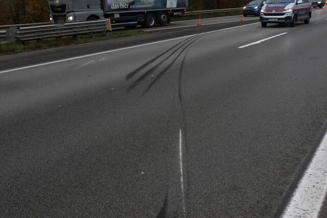 Schwerer Unfall auf der Welser Autobahn in Puchberg: nach der Kollision mit einem Pkw wird ein Sattelschlepper durch die Luft geschleudert und bleibt auf der Seite liegen. | Foto: laumat.at