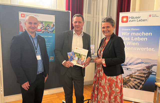 Jürgen Pekovits, Abteilungsleiter Bauprojekte der Häuser zum Leben, Bezirkschef Thomas Steinhart (SPÖ) und Tamara Palkovich, Abteilungsleiterin Operatives Leistungsmanagement der Häuser zum Leben, informierten im Amtshaus.  | Foto: Häuser zum Leben