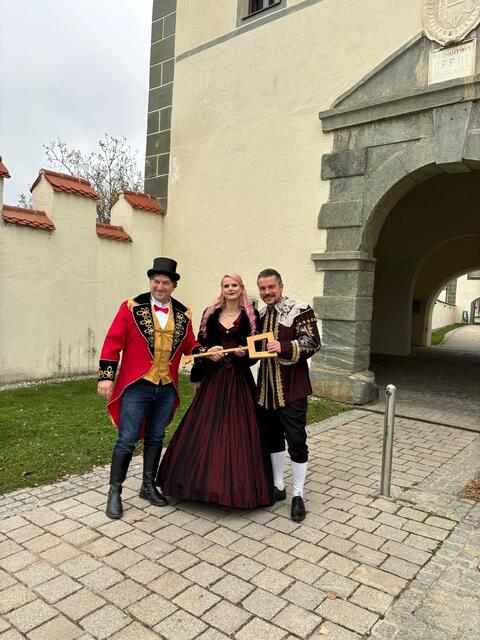Der Bürgermeister der Marktgemeinde Eberndorf übergab den Gemeindeschlüssel an das neue Prinzenpaar Sabrina Zunk und Andreas Janz. | Foto: MeinBezirk