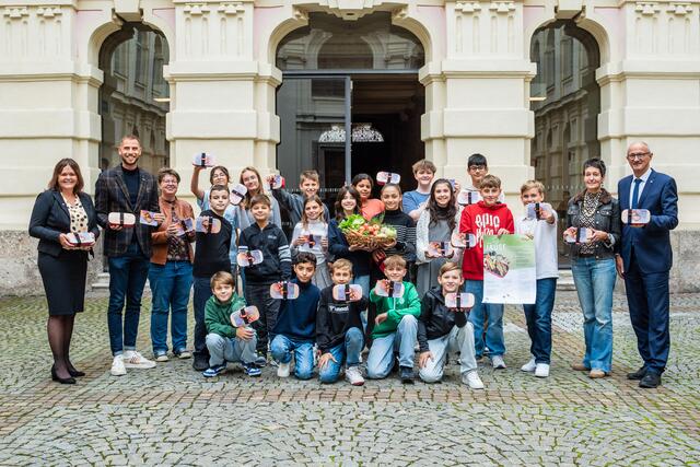 Die feierliche übergäbe der Jausenboxen zauberte ein Lächeln auf die Gesichter der Kinder und Jugendlichen.  | Foto: Land Tirol