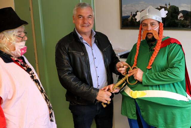 Die Übergabe des Rathausschlüssels ging einigermaßen amikal zu: Alois Lienhart, Ex-Bürgermeister Karl Bohnsting, Majestix Wolfgang Rumpf (v.l.)l | Foto: Langmann