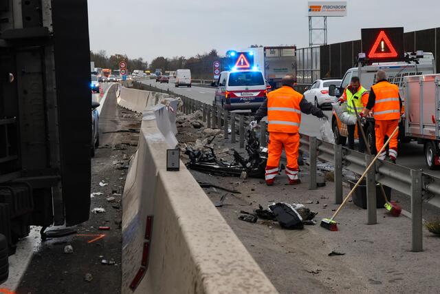 Schwerer Unfall auf der Welser Autobahn in Puchberg: nach der Kollision mit einem Pkw wird ein Sattelschlepper durch die Luft geschleudert und bleibt auf der Seite liegen. | Foto: laumat.at