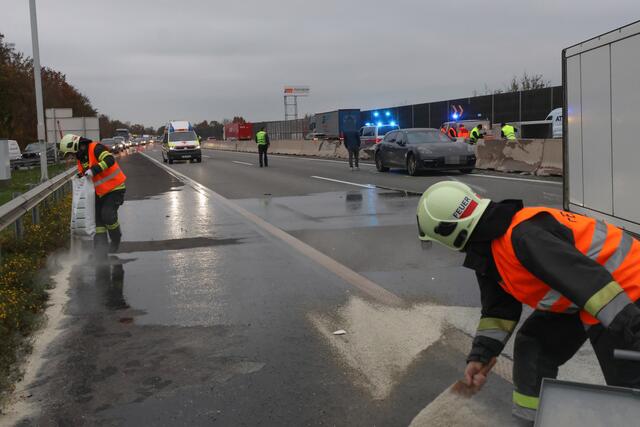 Schwerer Unfall auf der Welser Autobahn in Puchberg: nach der Kollision mit einem Pkw wird ein Sattelschlepper durch die Luft geschleudert und bleibt auf der Seite liegen. | Foto: laumat.at