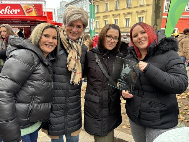 Elisabeth Belohuby (l.) und ihre Damen wurden für ihre Teilnahme am Umzug prämiert. | Foto: MeinBezirk.at