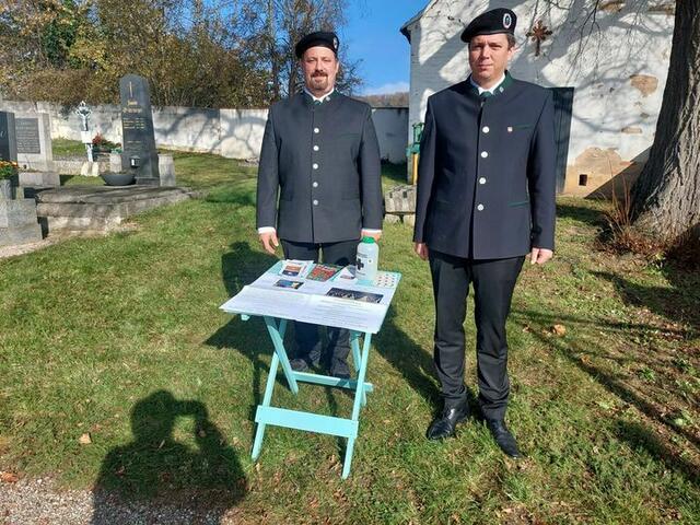 Andreas Dungl und Kay-Ralph Temper am Friedhof in Sonnberg. | Foto: Kameradschaftsbund Hollabrunn/Alexander Rockenbauer