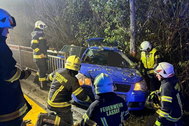 Einsatzkräfte der Feuerwehr Lassee und Schönfeld bei der Bergung des Fahrzeugs auf der Stempfelbachbrücke. | Foto: Doku NÖ