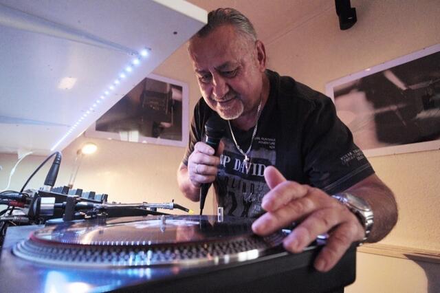 DJ Habanero bei einem Auftritt 2015. | Foto: Santrucek