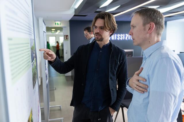 Der "Poster Walk" ermöglichte einen vertieften Austausch zwischen Forschenden und Interessierten zu den präsentierten Klimaforschungsprojekten. | Foto: GFF NÖ/APA-Fotoservice/Juhasz