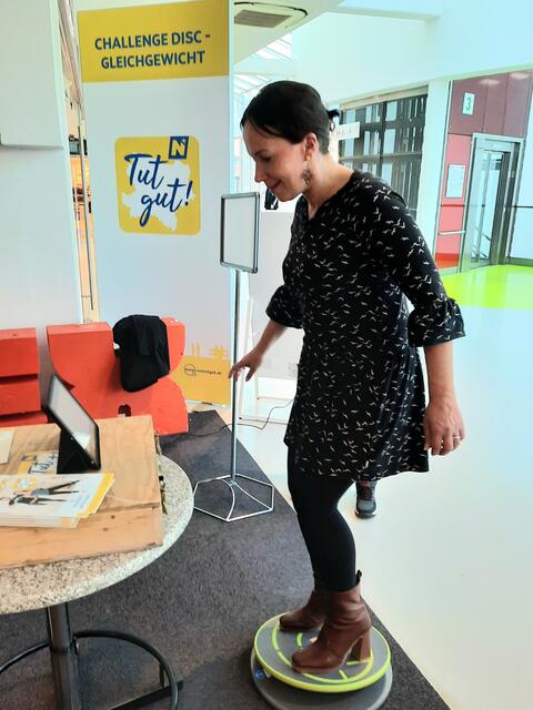 Gesundheits-Stadträtin Bernadette Laister versucht sich geschickt an der Challenge-Disc-Gleichgewicht-Station.