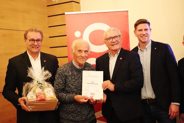 Leopold Nechutny ist seit 70 Jahren ARBÖ-Mitglied. Erwin Kirchengast, Klaus Eichberger und Michael Feldgrill (re) gratulierten | Foto: Edith Ertl