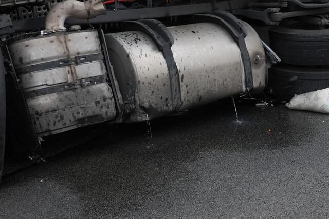 Beim Unfall mit Sattelschlepper und Pkw flossen Mengen an Diesel-Treibstoff auf der Welser Autobahn aus. | Foto: laumat.at