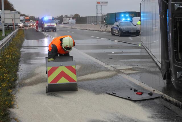 Schwerer Unfall auf der Welser Autobahn in Puchberg: nach der Kollision mit einem Pkw wird ein Sattelschlepper durch die Luft geschleudert und bleibt auf der Seite liegen. | Foto: laumat.at