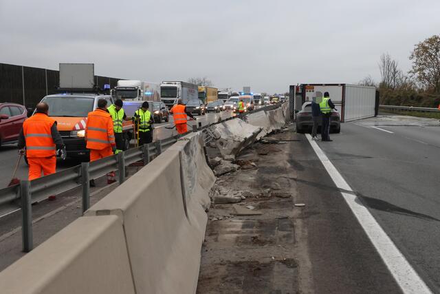 Schwerer Unfall auf der Welser Autobahn in Puchberg: nach der Kollision mit einem Pkw wird ein Sattelschlepper durch die Luft geschleudert und bleibt auf der Seite liegen. | Foto: laumat.at