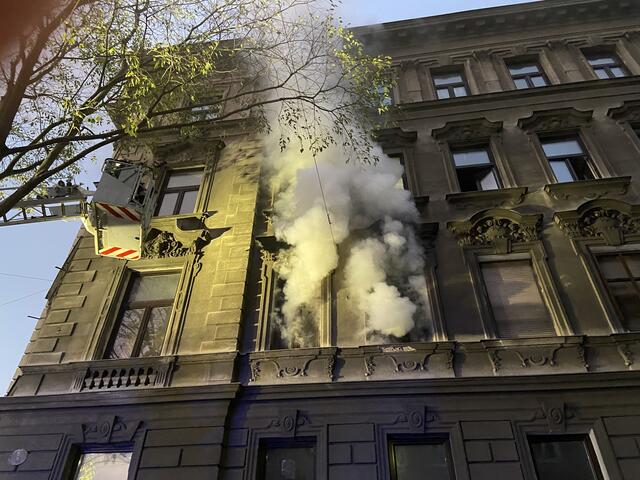 Zu einem Zimmerbrand in der Felberstraße mussten die Einsatzkräfte der Berufsfeuerwehr am Sonntagmorgen ausrücken.