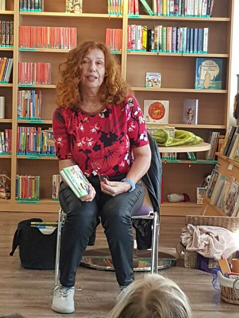 Ulrike Motschiunig beim Vortrag mit den Kindern in Lessach