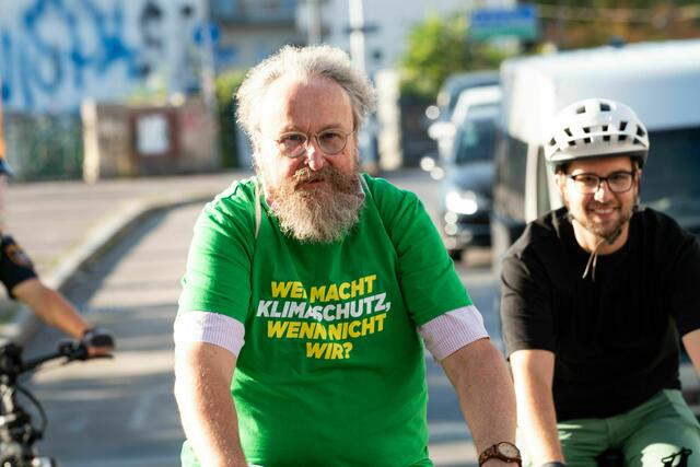 Heinz Flickschuh auf Erkundigungs-Tour nach den Radfahrern bei der Wundtgasse | Foto: Grüne Meidling