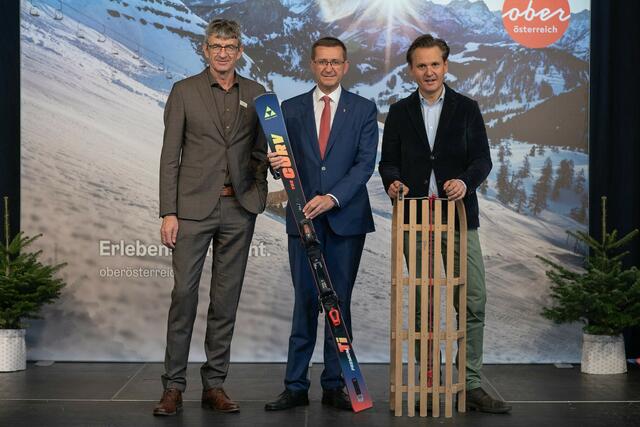 Von links: Rupert Schiefer (Geschäftsführer OÖ Seilbahnholding &amp; Vorstand Dachstein Tourismus AG), Wirtschafts- und Tourismus-Landesrat Markus Achleitner und Mag. Andreas Winkelhofer (Geschäftsführer Oberösterreich Tourismus). | Foto: Land OÖ/Charlotte Guggenberger
