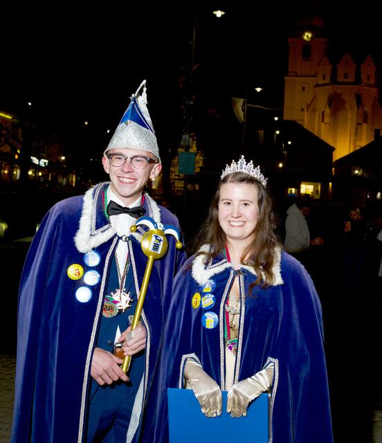 Das neue Prinzenpaar Stefanie I. (Scherz ) und Benjamin I. (Seiser) mit dem Zepter.