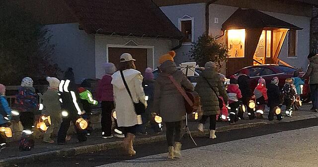 Laternenumzug in irnfritz . Grandiose Anwesenheit von Kindern und Erwachsenen... | Foto: Sibylle 