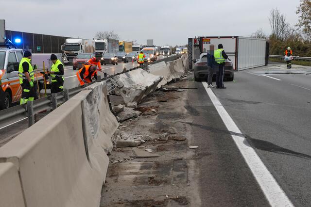 Schwerer Unfall auf der Welser Autobahn in Puchberg: nach der Kollision mit einem Pkw wird ein Sattelschlepper durch die Luft geschleudert und bleibt auf der Seite liegen. | Foto: laumat.at