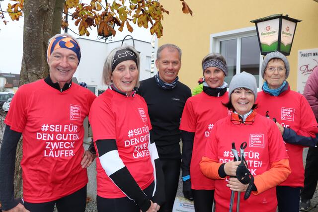Die vier Teilnehmer des Laufclubs MKW Hausruck mit Silvia (2. v. r.) und Cilli Riener (r.) aus Taiskirchen. | Foto: Ebner, Kunde