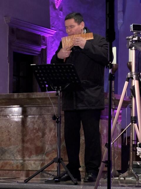 Igor Pilyavsky spielt auf der Panflöte und schon zum zwölften Mal gemeinsam mit Franz Schwingenschlögl beim Konzert in Hollabrunn. | Foto: Alexandra Goll
