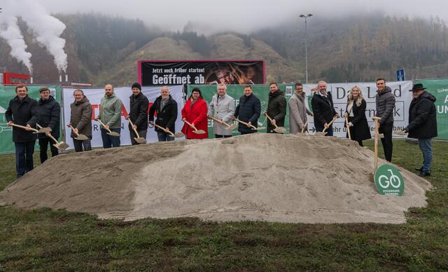 Freude beim Verkehrsreferenten und stellvertretenden Landeshauptmann Anton Lang (Mitte) sowie allen Beteiligten über die geplanten Investitionen in Leoben-Göss.  | Foto: Land Steiermark/Resch